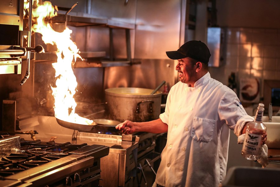 Chef cocinando con llama
