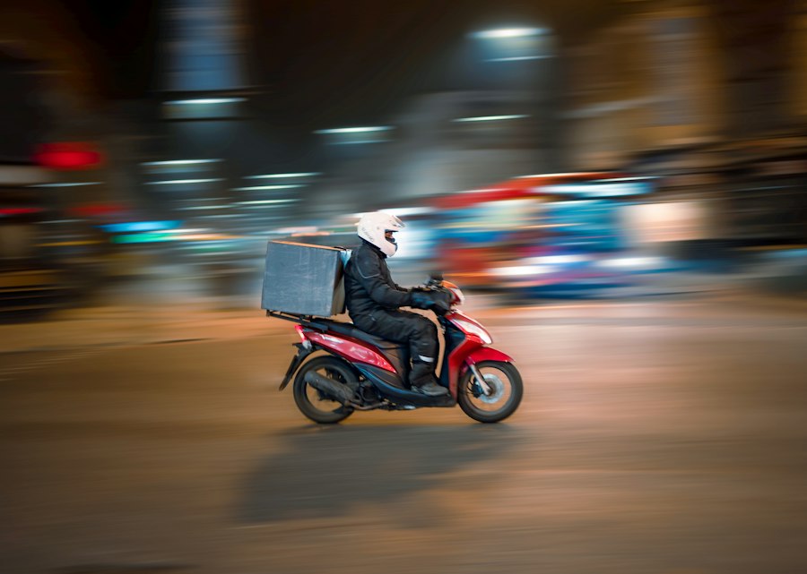 Mensajero en moto de noche
